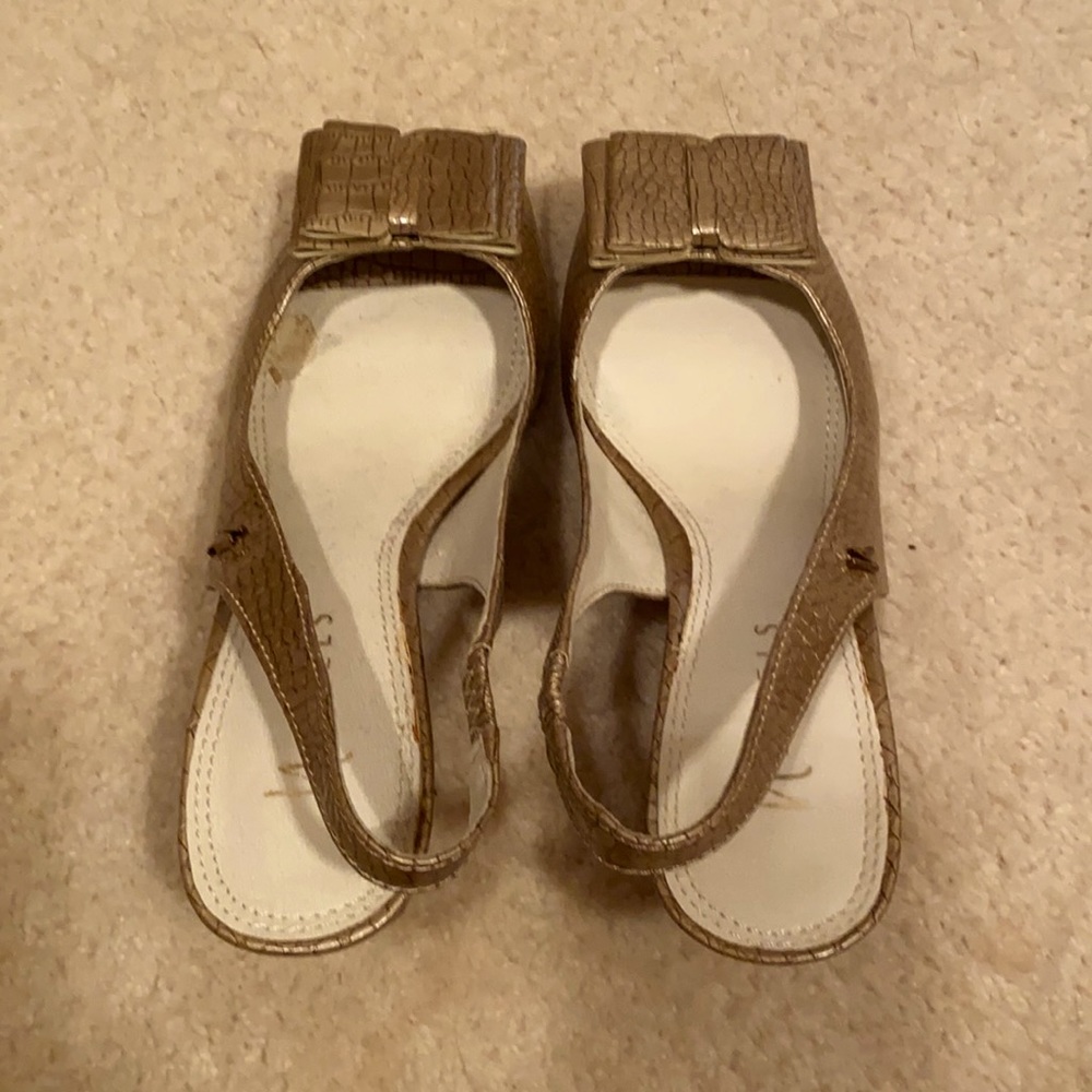 Dressy or Casual Pumps - Wore 1x Sell same in Silv